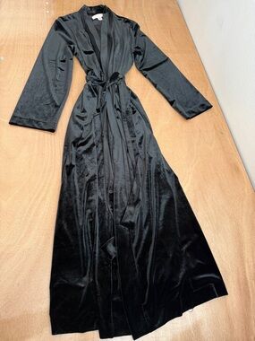 Oscar de la Renta Black Velvet Robe